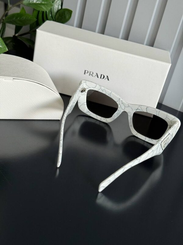 Очки Prada
