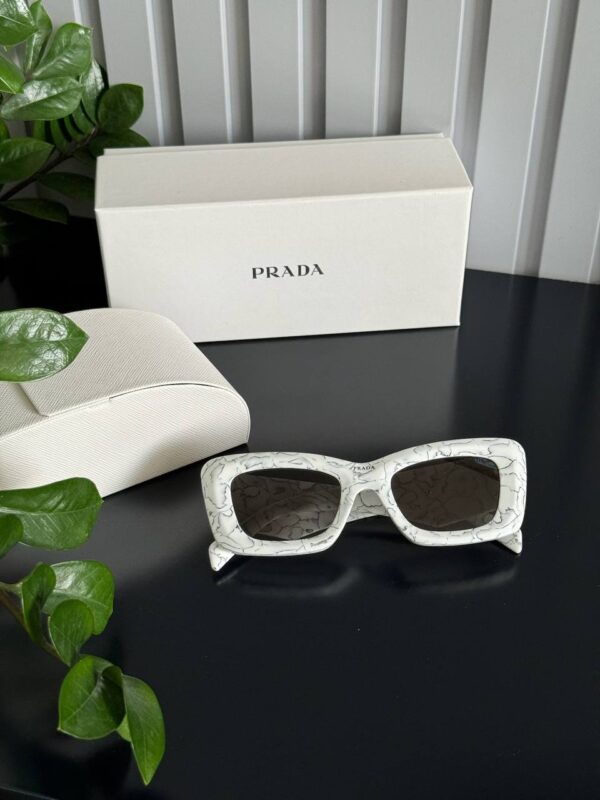 Очки Prada